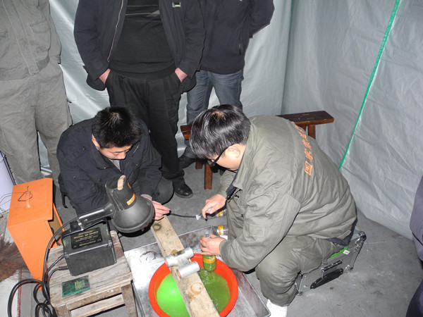 圖為國家索檢中心專業(yè)檢測人員對花臺索道抱索器進(jìn)行探傷檢測 圖為國家索檢中心專業(yè)檢測人員對花臺索道抱索器進(jìn)行探傷檢測